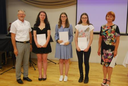 Na Jurčiču 100 % uspeh in 3 zlate maturantke 1